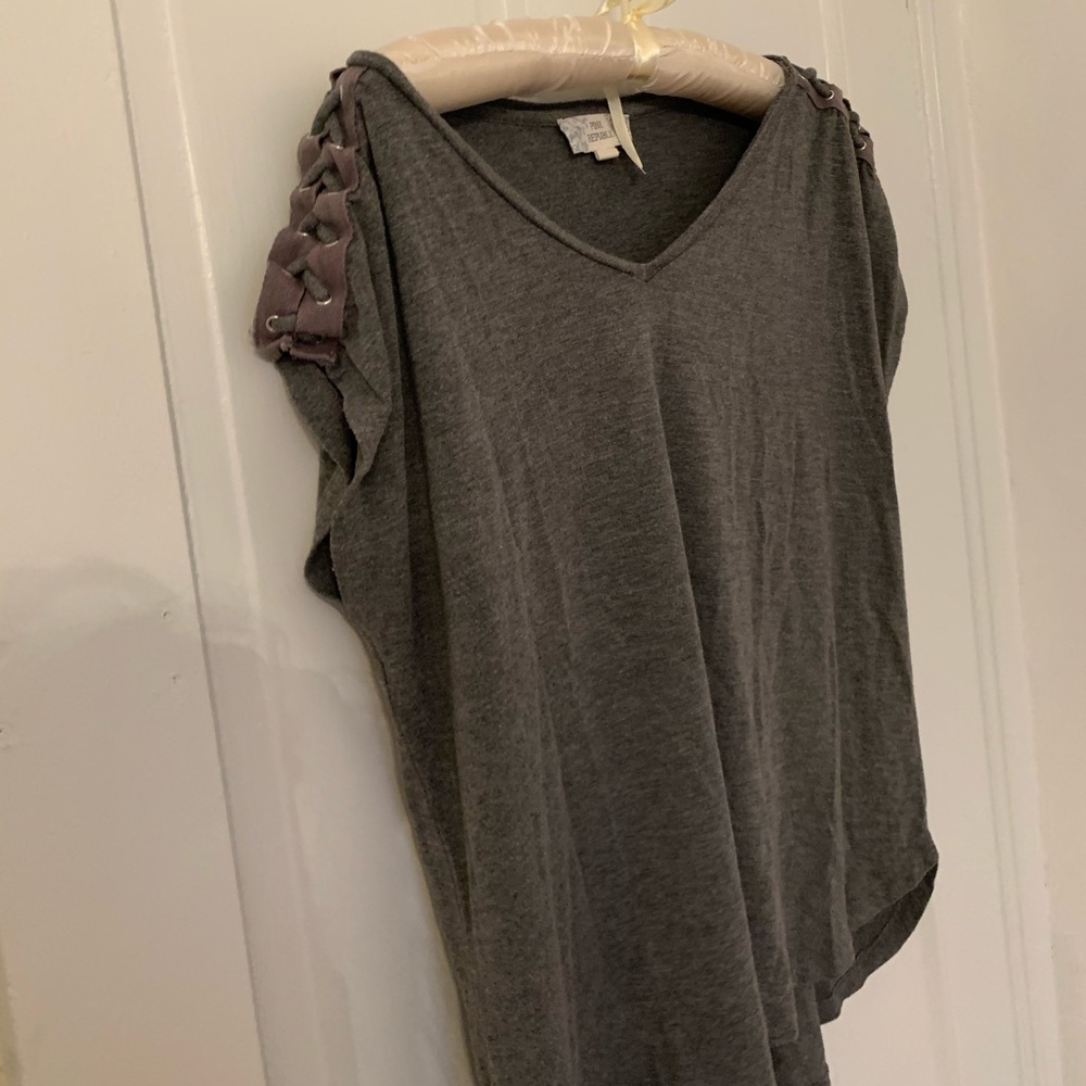 Gray t shirt